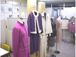 �������i