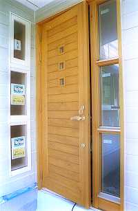 木製断熱気密玄関ドアの塗装